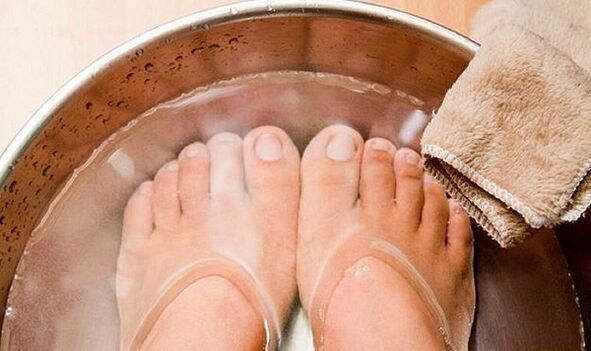 Bain de pieds contre les infections fongiques