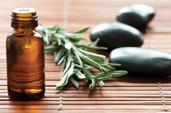 Huile d'arbre à thé pour les mycoses des ongles des pieds