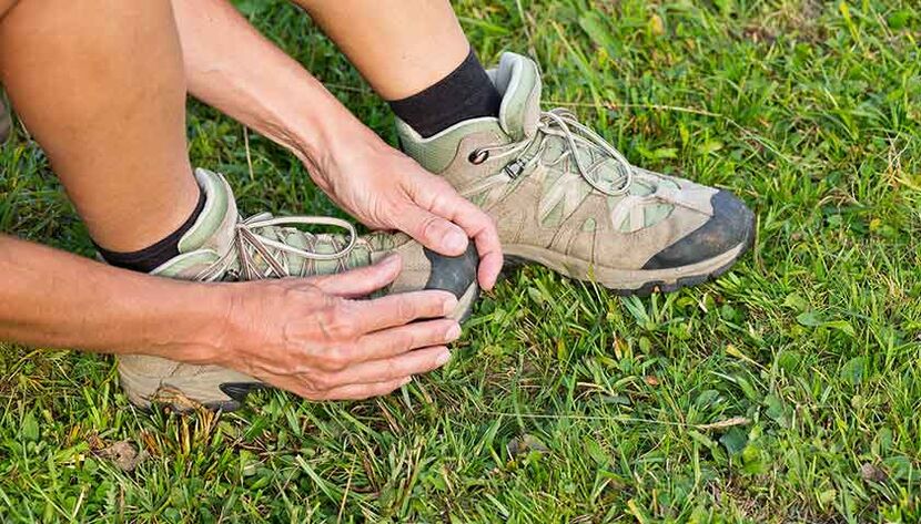 Les patients atteints de mycose des pieds ressentent des douleurs et des difficultés à marcher